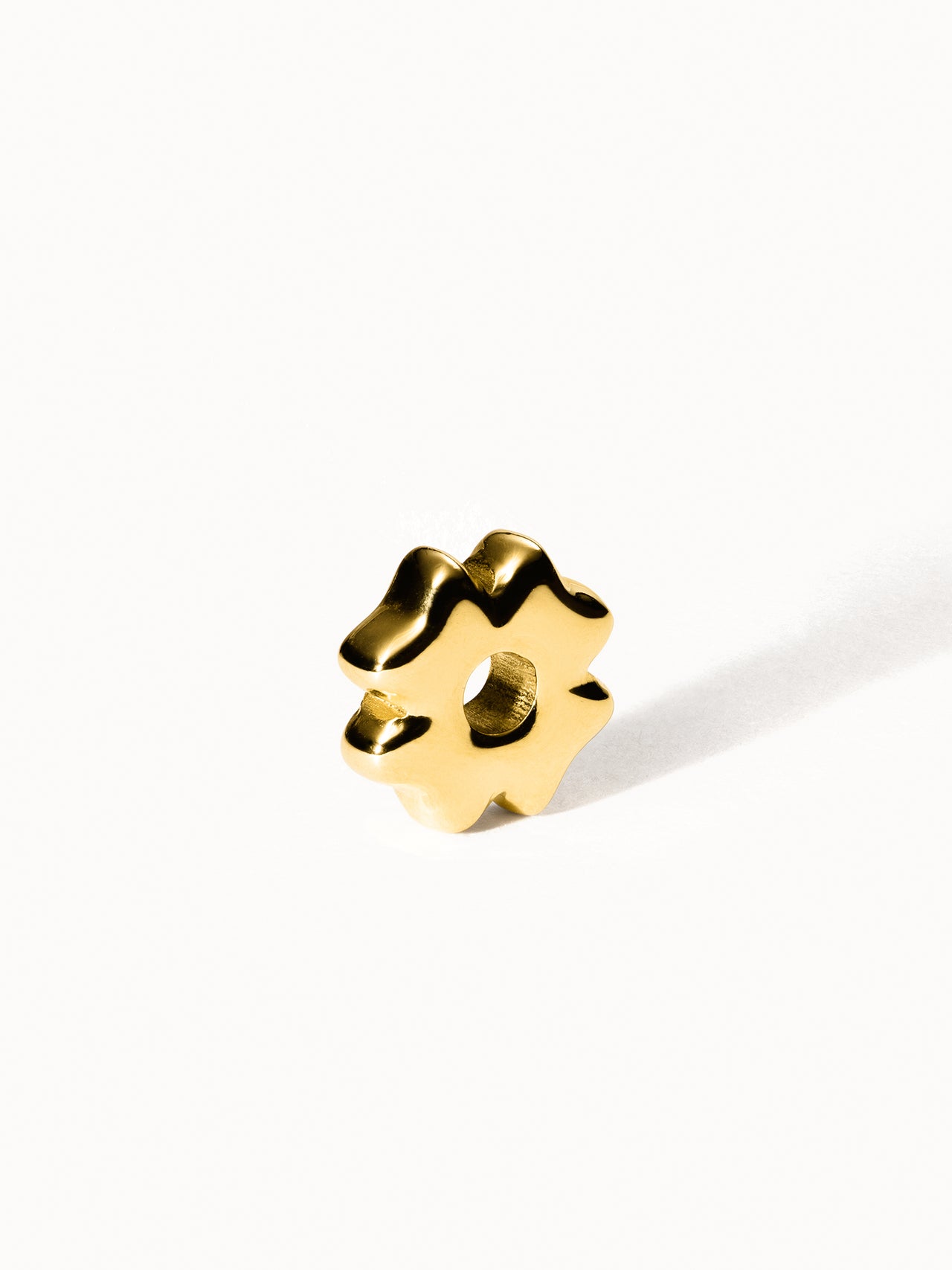 Goldener Lei Blume Stopper-Charm aus Edelstahl, detailreich, elegant, PURELEI, symbolisiert tropische Leichtigkeit und Aloha.