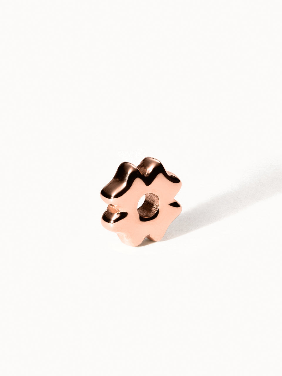 PURELEI Lei Floral Dreams Set Roségoldener Lei Blume Stopper-Charm in minimalistischem, elegantem Design auf hellem Hintergrund