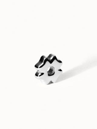 Lei Kleeblatt Bubble Charm aus nickelfreiem Silber mit weichem, glänzendem Design auf weißem Hintergrund, PURELEI