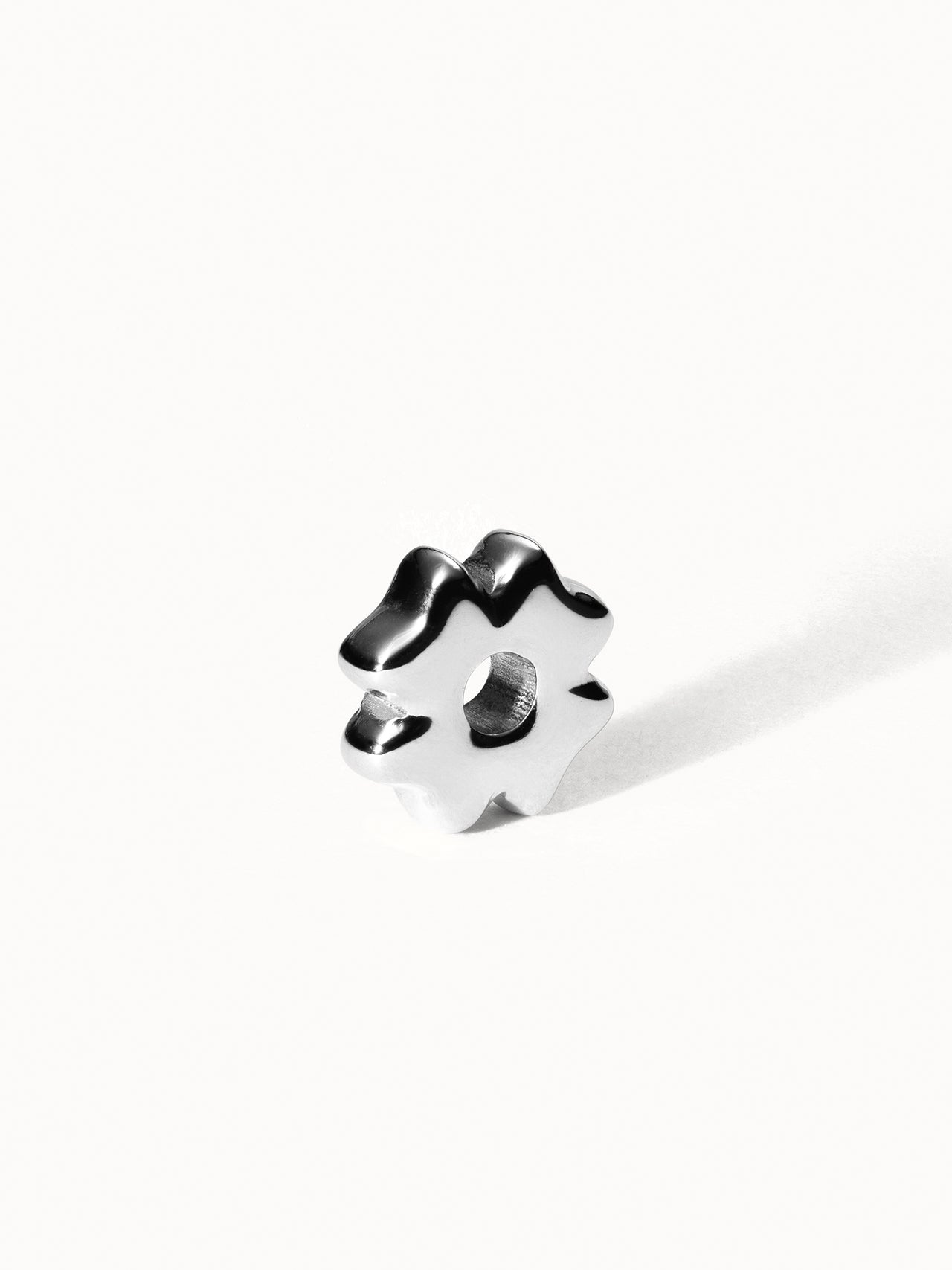 Silberner Lei Blume Stopper-Charm aus nickelfreiem Edelstahl, klare Form mit feiner Island-Leichtigkeit von PURELEI.