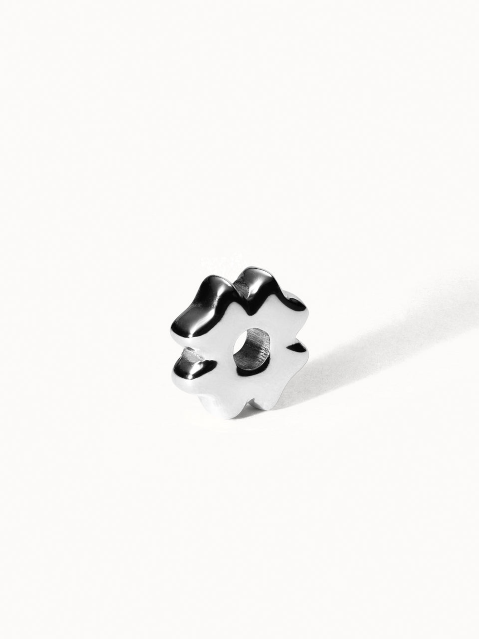 Silberner Lei Blume Stopper-Charm aus nickelfreiem Edelstahl, klare Form mit feiner Island-Leichtigkeit von PURELEI.