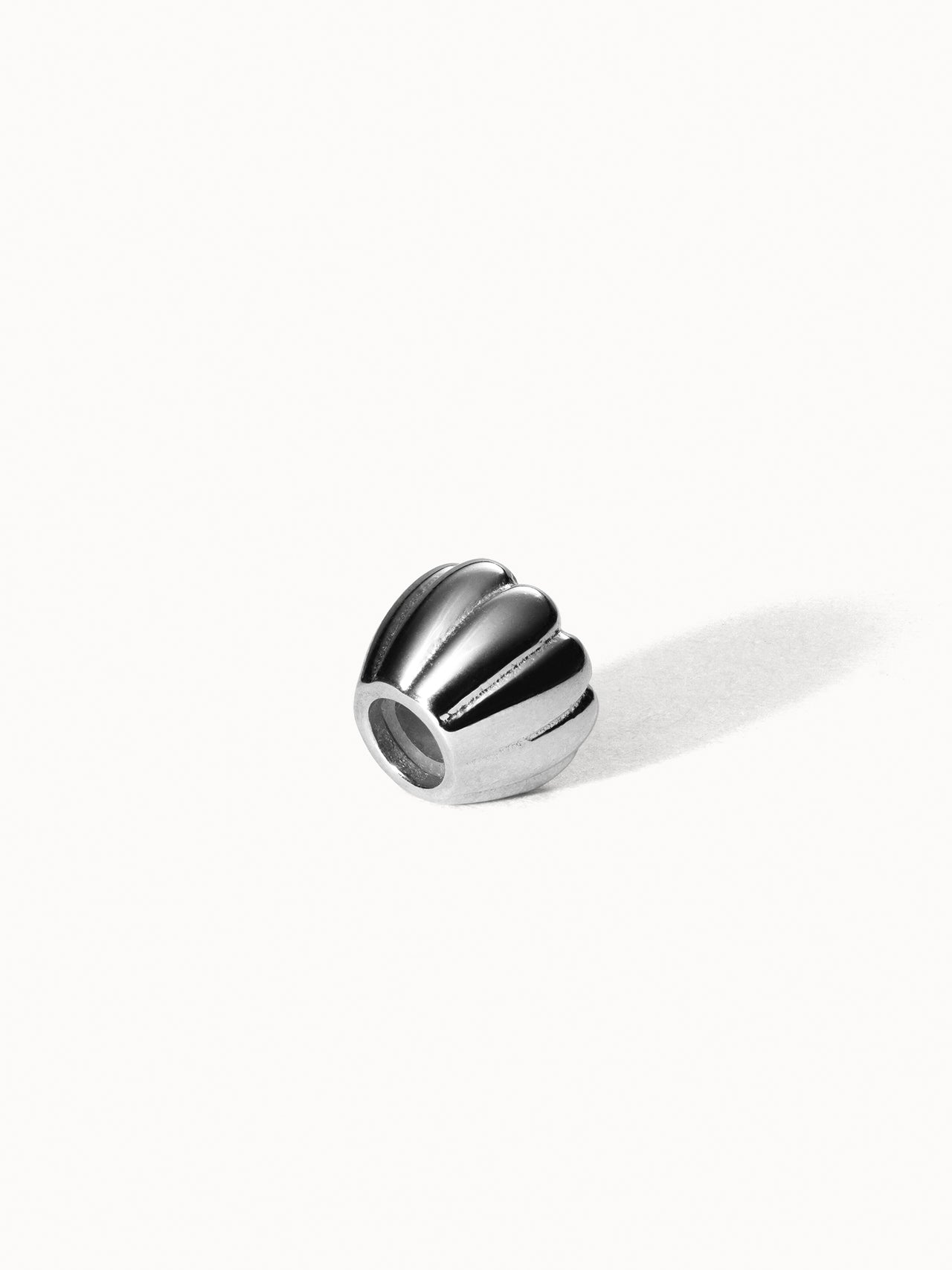 Lei Blume Stopper Charm aus nickelfreiem Silber mit blütenförmigem Design auf hellem Hintergrund, elegant und minimalistisch