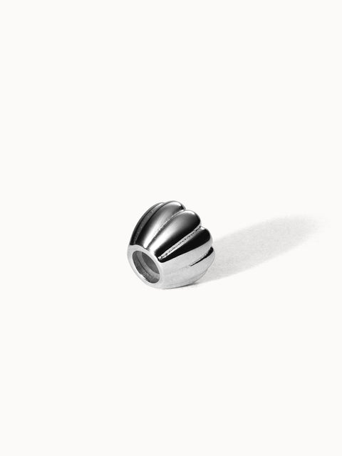 Lei Blume Stopper Charm aus nickelfreiem Silber mit blütenförmigem Design auf hellem Hintergrund, elegant und minimalistisch