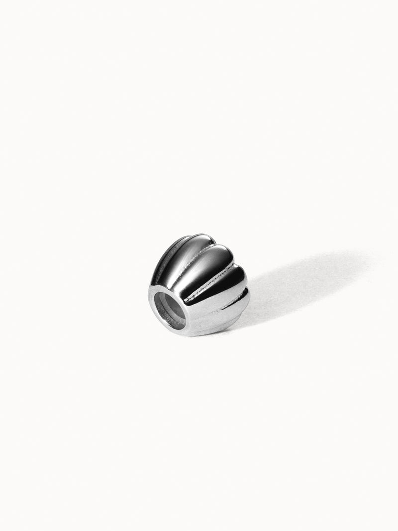 Lei Blume Stopper Charm aus nickelfreiem Silber mit blütenförmigem Design auf hellem Hintergrund, elegant und minimalistisch