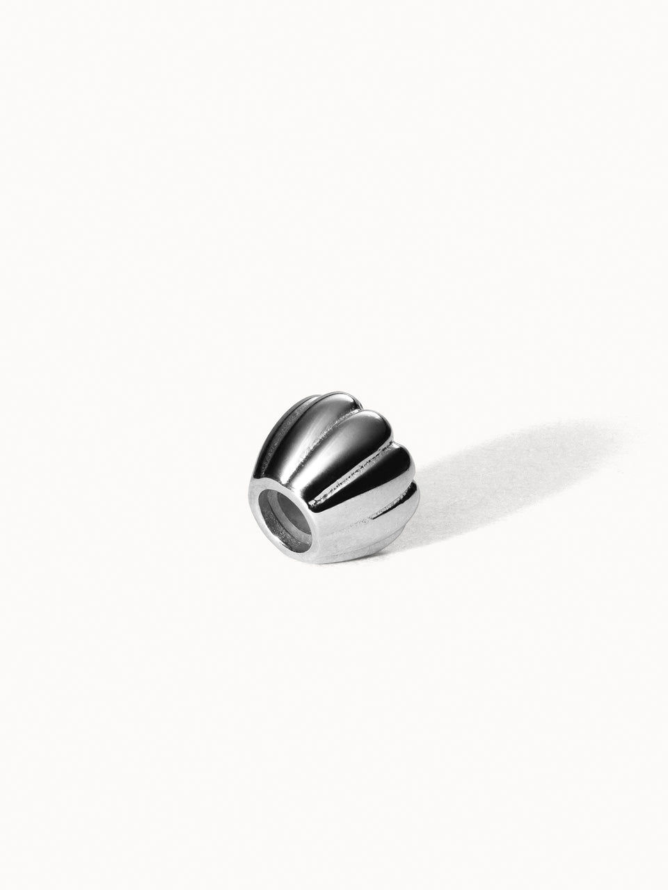 Lei Blume Stopper Charm aus nickelfreiem Silber mit blütenförmigem Design auf hellem Hintergrund, elegant und minimalistisch