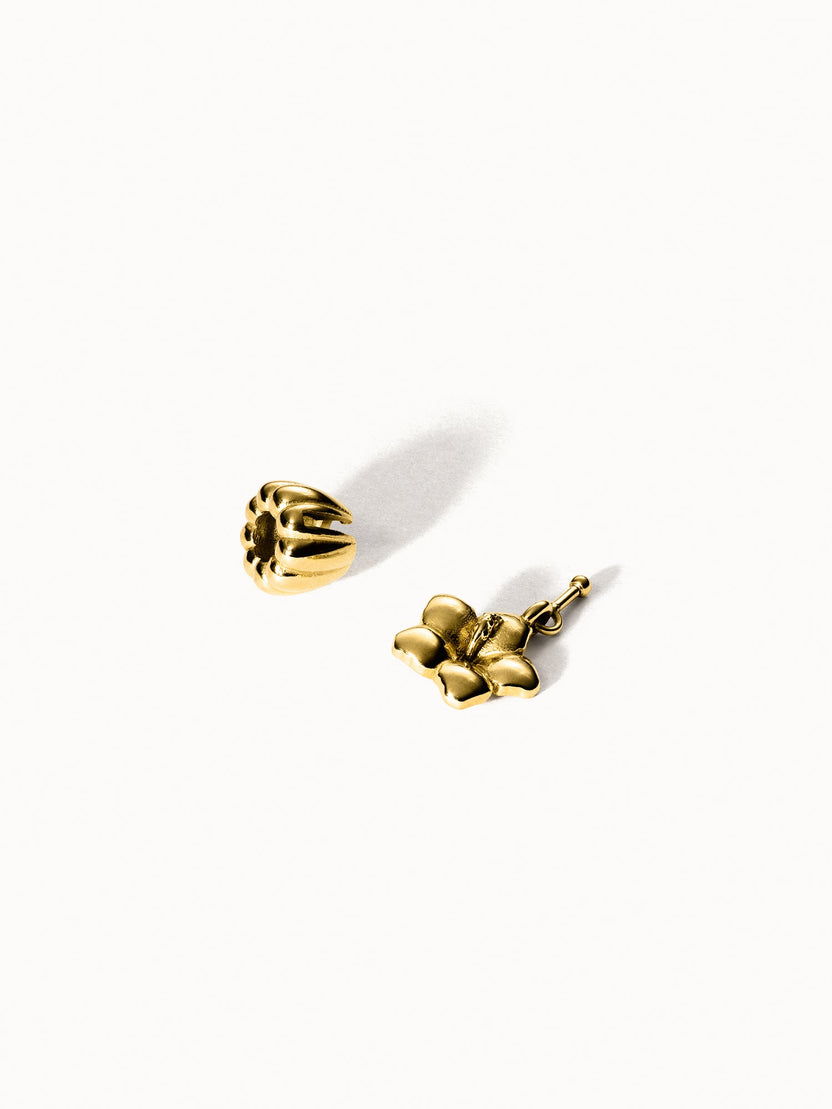 Lei Hibiskus Charm in goldfarbenem Edelstahl mit abnehmbarer Blüte, elegant und feminin – PURELEI.