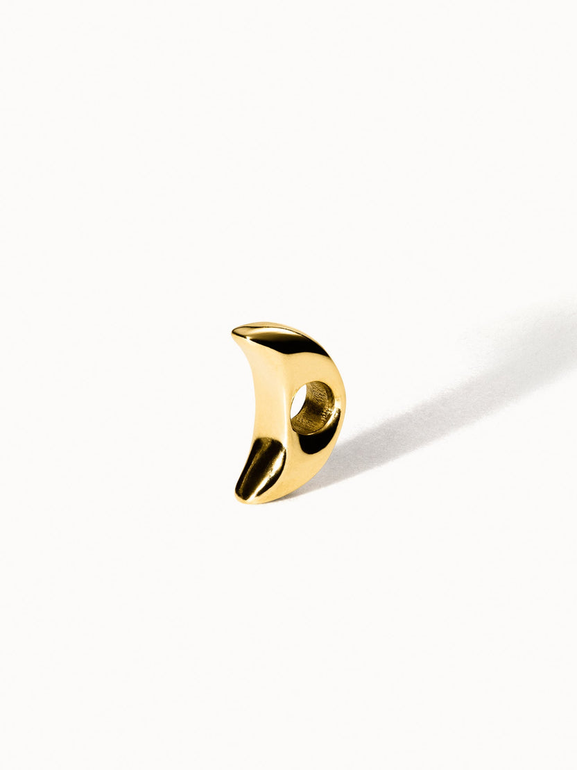 Lei Mond Bubble Charm in goldenem Edelstahl, mondförmig mit eleganter Bubble-Optik, minimalistisch auf hellem Hintergrund.