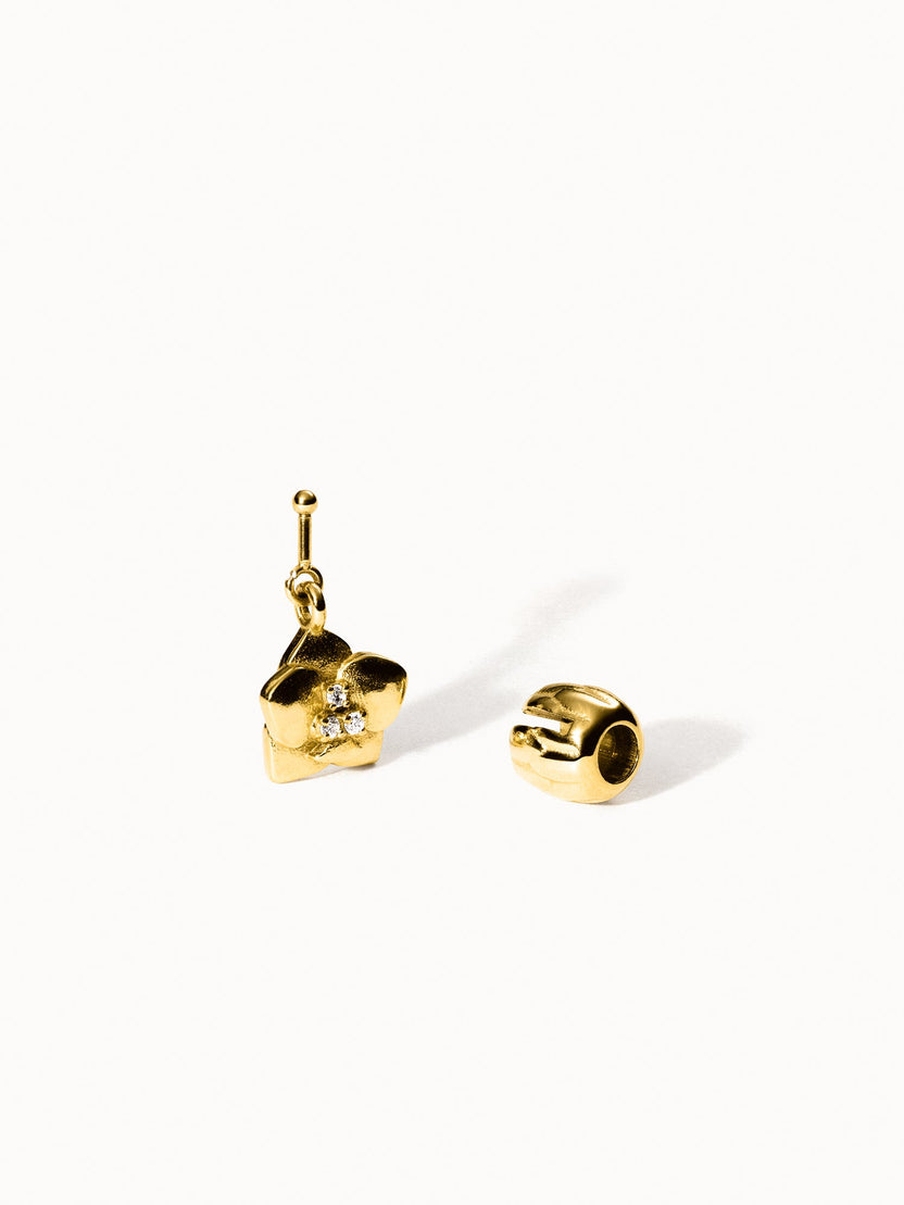 PURELEI Lei Orchidee Charm aus 14K vergoldetem Edelstahl mit filigraner Blüte und Zirkonia, elegant und wandelbar.