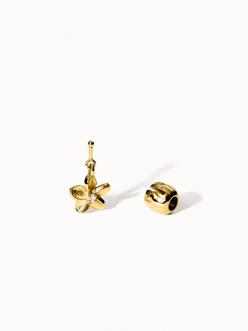 PURELEI Lei Plumeria Charm aus 14K vergoldetem Edelstahl mit abnehmbarer Blüte und funkelndem Zirkonia, elegant und filigran
