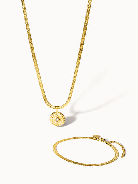 Goldene Kette und Armband von PURELEI mit filigranem Design, elegant und strahlend.