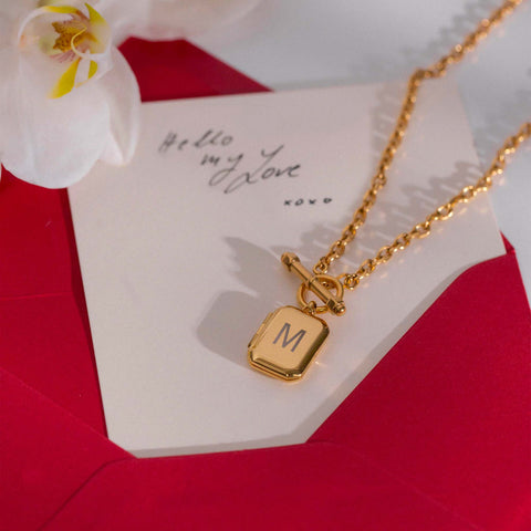 Gravur-Service - Soulmate Medaillon Kette in Gold mit Monogramm auf rotem Briefumschlag, elegant und feminin, PURELEI