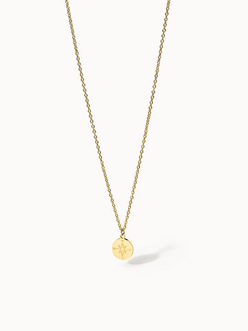 PURELEI Compass Kette aus 18K vergoldetem Edelstahl mit Kompassanhänger, pur und elegant vor weißem Hintergrund.