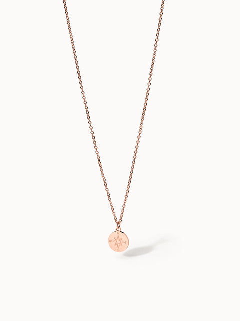 PURELEI Compass Kette aus rosévergoldetem Edelstahl mit filigranem Kompass-Anhänger, elegant und zeitlos.