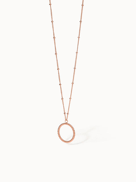 PURELEI Karma Kette in Roségold mit filigranem Kreisanhänger, elegant und feminin, auf hellem Hintergrund inszeniert.