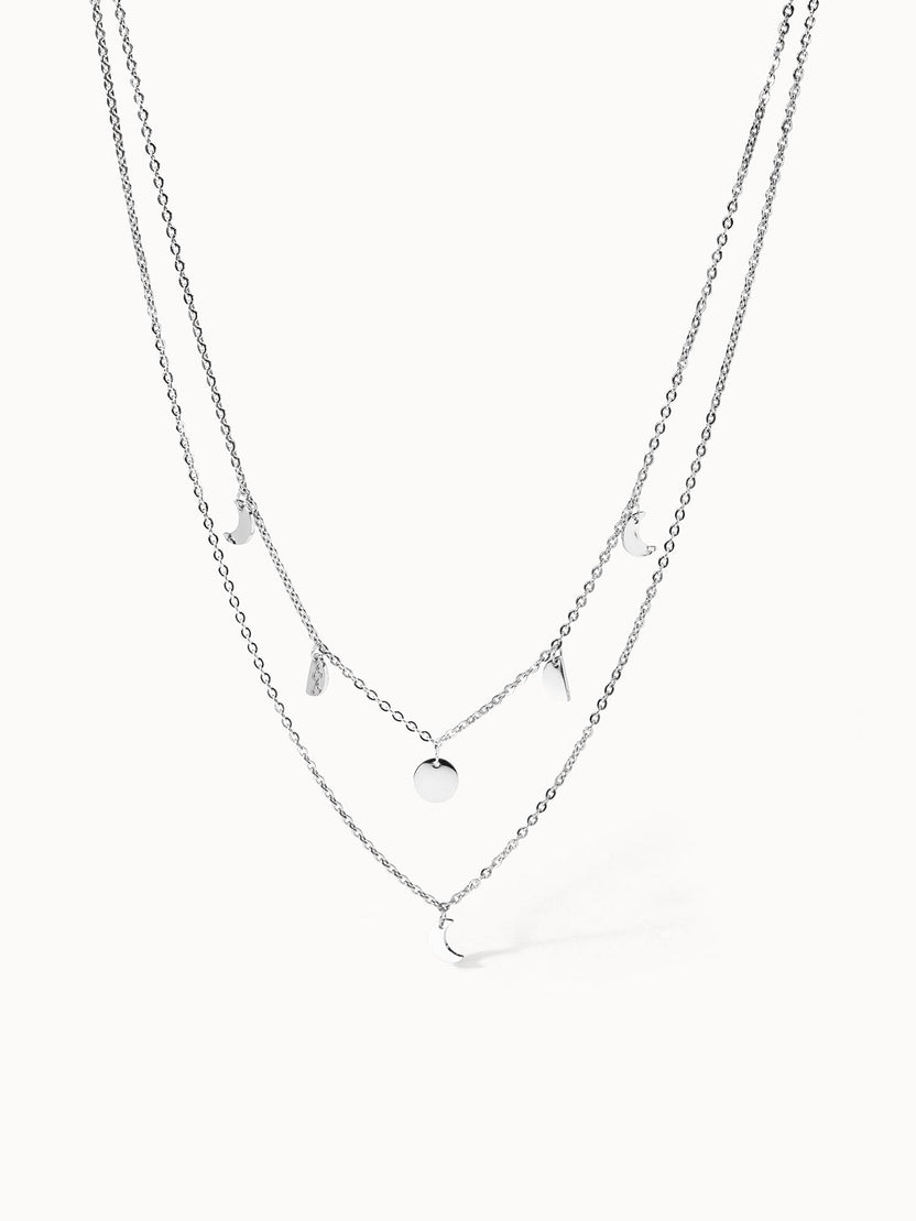 PURELEI Luna Kette aus silberfarbenem Edelstahl mit filigranen Mond-Anhängern, elegant und zeitlos.
