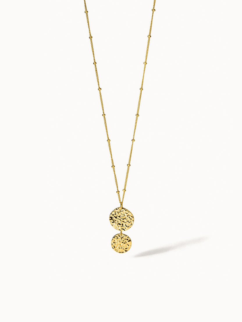 PURELEI Malihini Coin Kette aus goldvergoldetem Edelstahl mit strukturierter Münz-Anhängerkombination, elegant und zeitlos