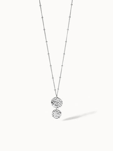 PURELEI Malihini Coin Kette in silber mit gehämmerten Münzanhängern, elegant und zeitlos, inspiriert von Island-Spirit.