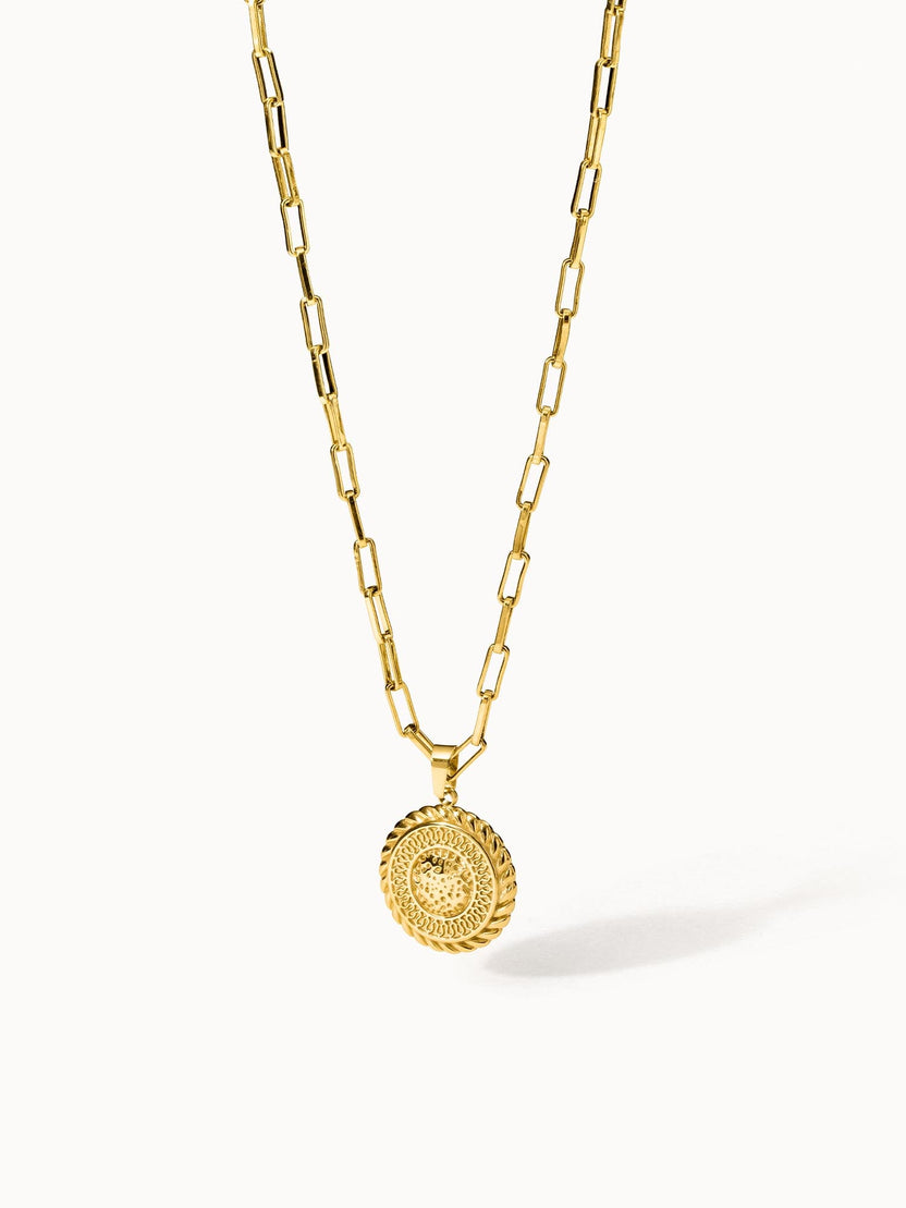 PURELEI Waina Kette aus 18K Gold mit filigranem, geprägtem Anhänger, elegant und feminin inszeniert auf hellem Hintergrund