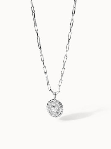 PURELEI Waina Kette aus nickelfreiem Silber mit filigran geprägtem Rundanhänger, elegant und zeitlos.