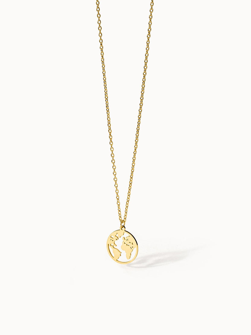 PURELEI World Map Kette aus 18K Gold Edelstahl mit filigranem Weltkarten-Anhänger, elegant und zeitlos.