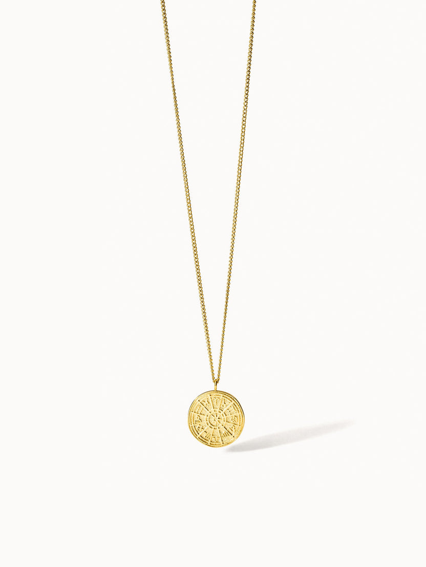 Zodiac Kette von PURELEI, Gold Edelstahl, feiner Sternzeichen-Anhänger, elegant und warm im klaren Licht.