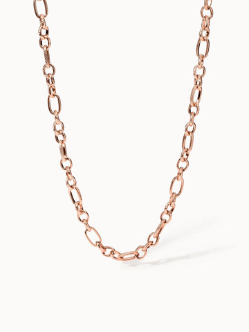 PURELEI Fashion Show Kette in Roségold mit fein geschrafften Gliedern, elegant und hochwertig inszeniert.