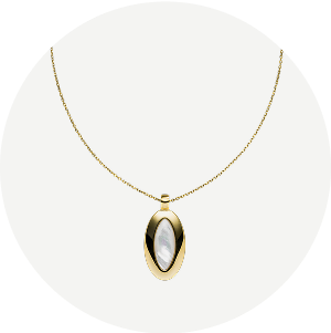 Goldene Kette mit ovalem Muschel-Anhänger von PURELEI, elegant und feminin.