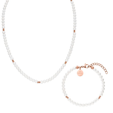Weiße Perlenkette und Armband mit roségoldenen Akzenten von PURELEI, elegant und feminin.