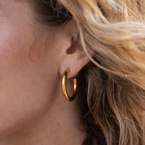 PURELEI Kumu O Creolen aus 18K Gold, zeitlos elegant am Ohr, feminine, warme Island-Ästhetik.