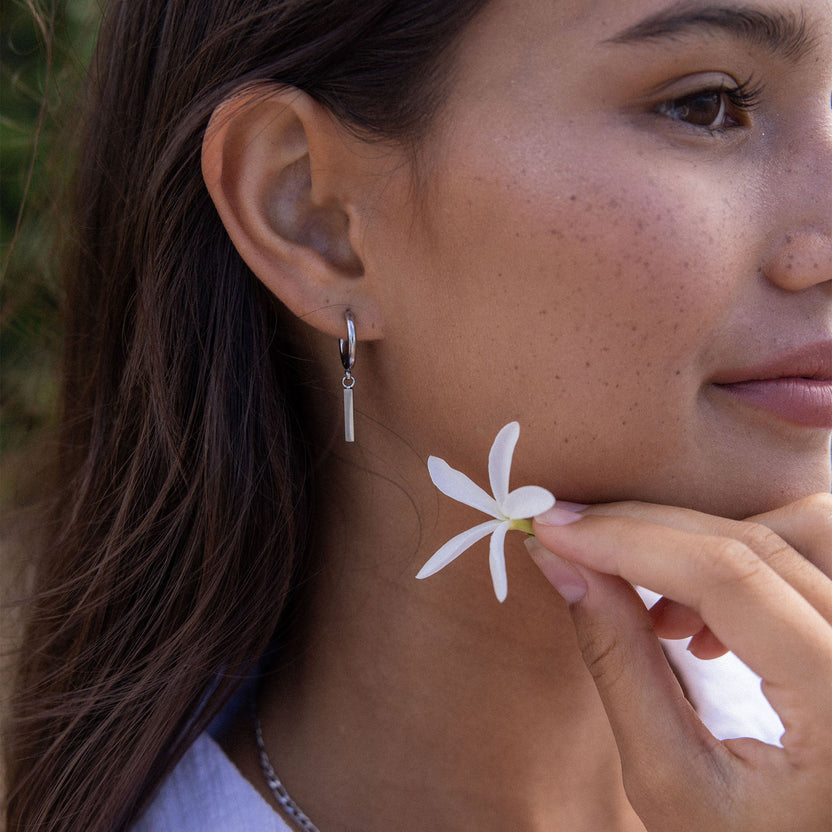 PURELEI Huli Creole Ohrringe aus 18K Gold-Edelstahl mit geometrischem Charm an seitlichem Ohr und Blüte