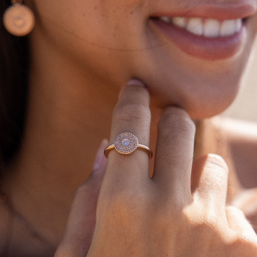 PURELEI Waina Ring in 18K Roségold mit filigran geprägtem Coin, getragen, elegant und feminin.