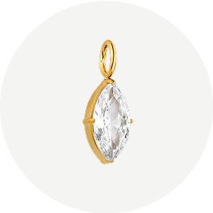 Goldener Anhänger mit klarem, facettiertem Stein von PURELEI, elegant und strahlend.