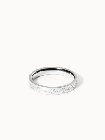 PURLEI Ka Pua Ring aus nickelfreiem, silbernem Edelstahl mit eingraviertem exotischem Muster, elegant und zeitlos.