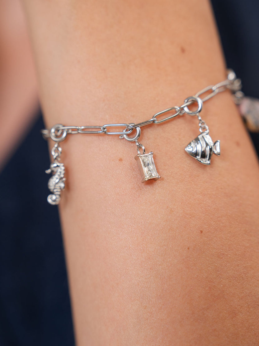 {"color":"Silver"}
