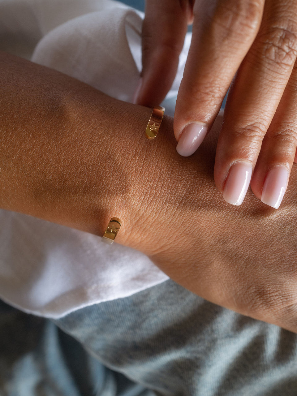 Roségoldenes Armband mit elegantem Design, getragen auf gebräunter Haut, von PURELEI.