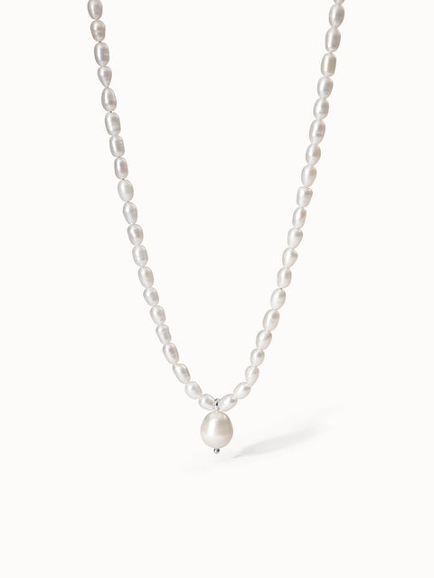 Perlenkette von PURELEI in sanftem Weiß mit tropischem Flair und elegantem Anhänger.