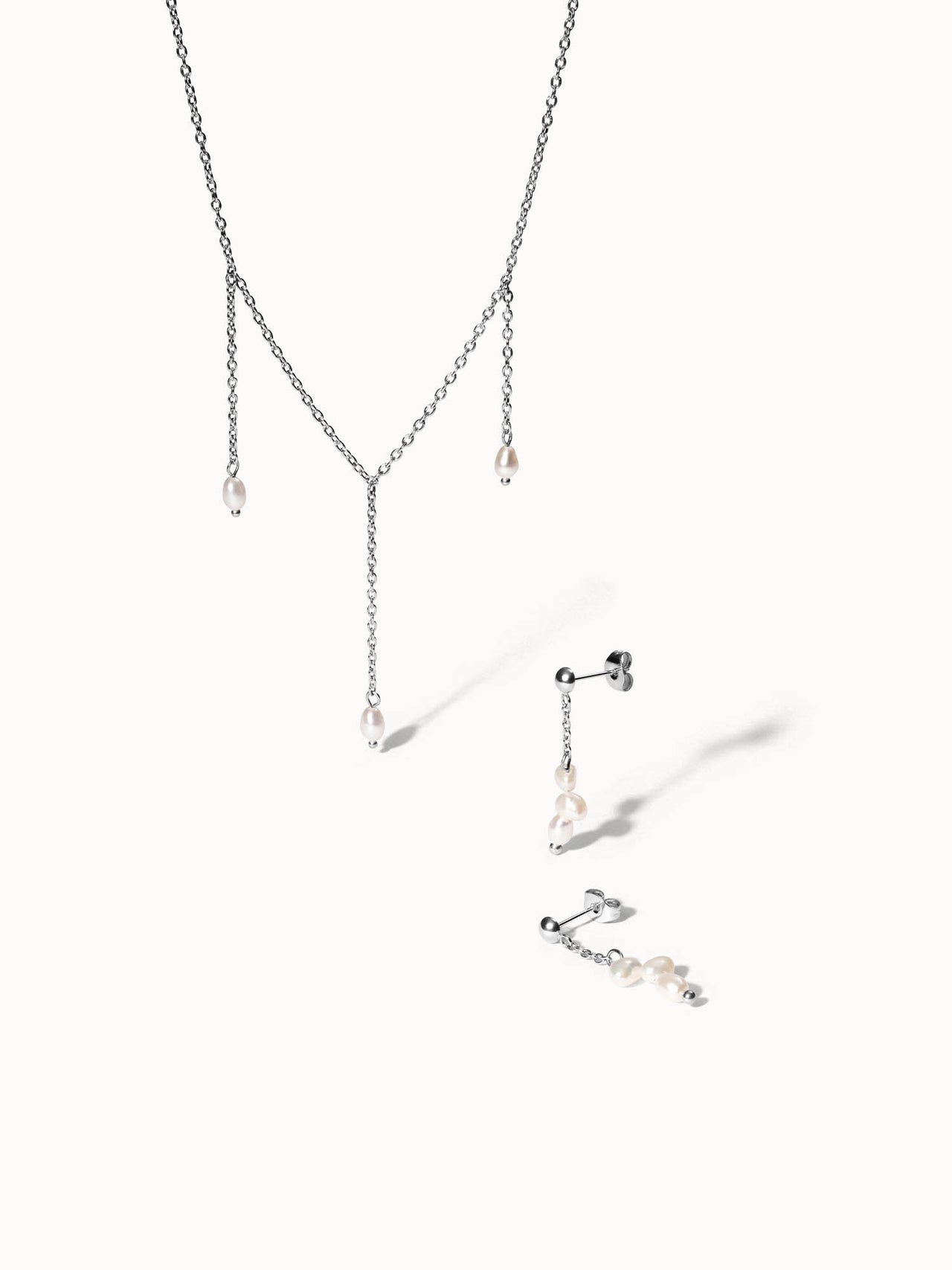 PURELEI Mahina Club Purely Halskette und Ohrringe aus nickelfreiem Silber mit natürlichen Süßwasserperlen, elegant und zeitlos.