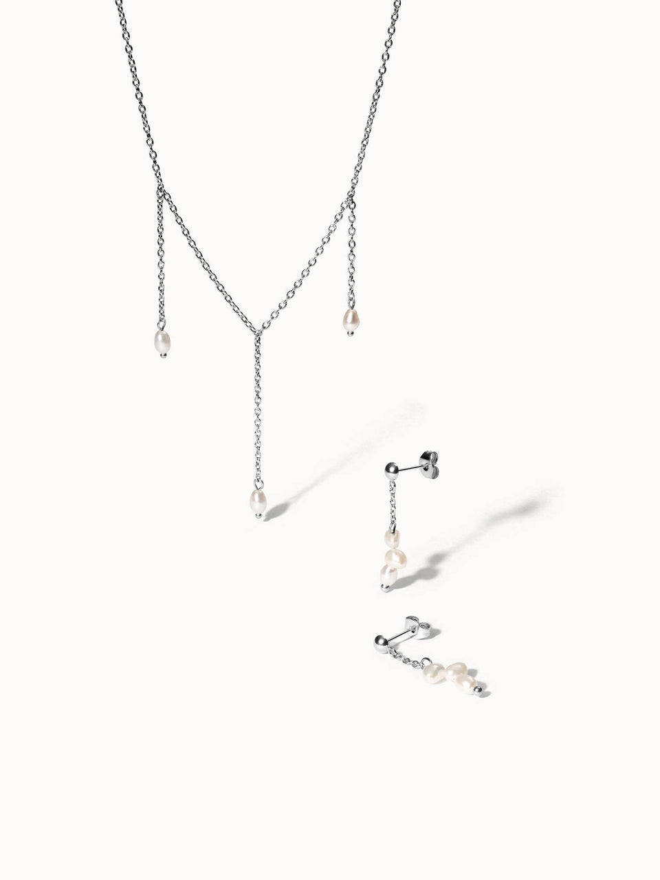 PURELEI Mahina Club Purely Halskette und Ohrringe aus nickelfreiem Silber mit natürlichen Süßwasserperlen, elegant und zeitlos.
