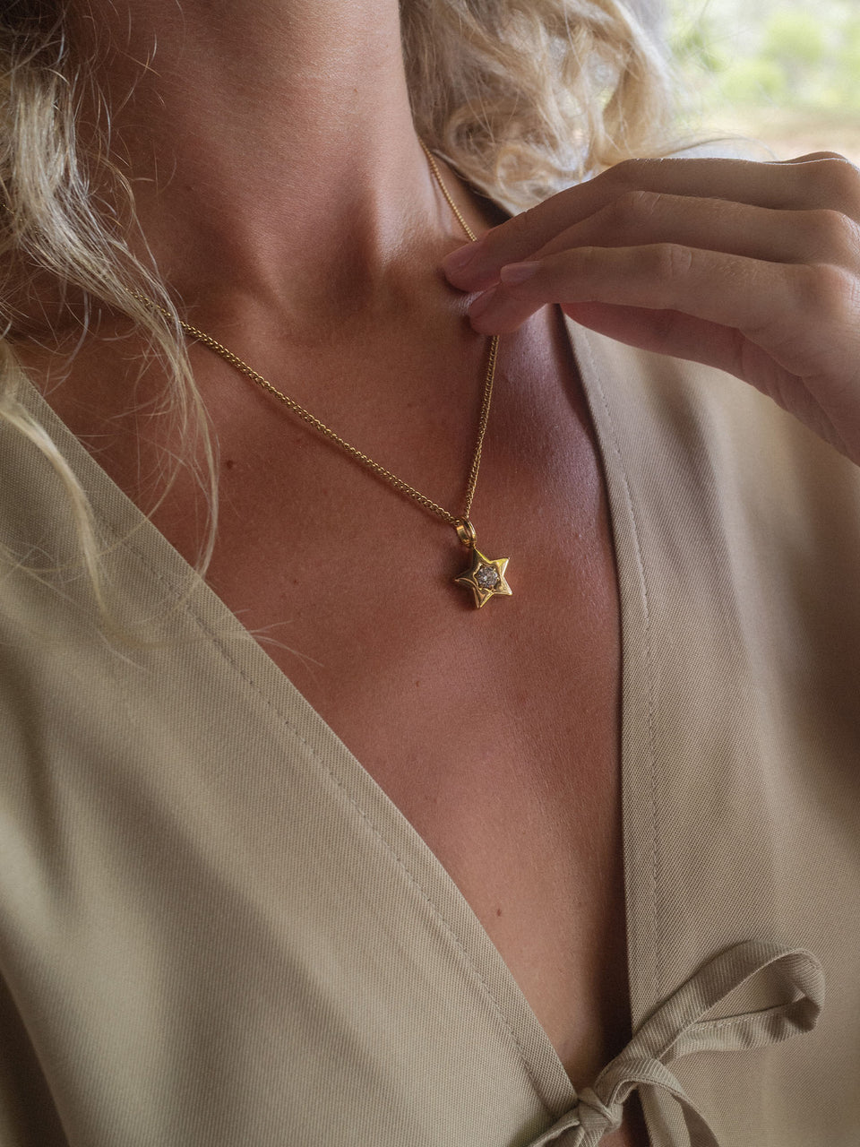 Roségoldene Sternkette von PURELEI, elegant und feminin, getragen auf sanftem Stoff.