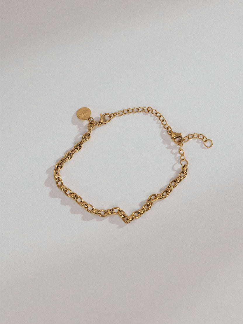 PURELEI Armband Extender aus 18K vergoldetem Edelstahl mit feiner Gliederkette auf hellgrauem Hintergrund