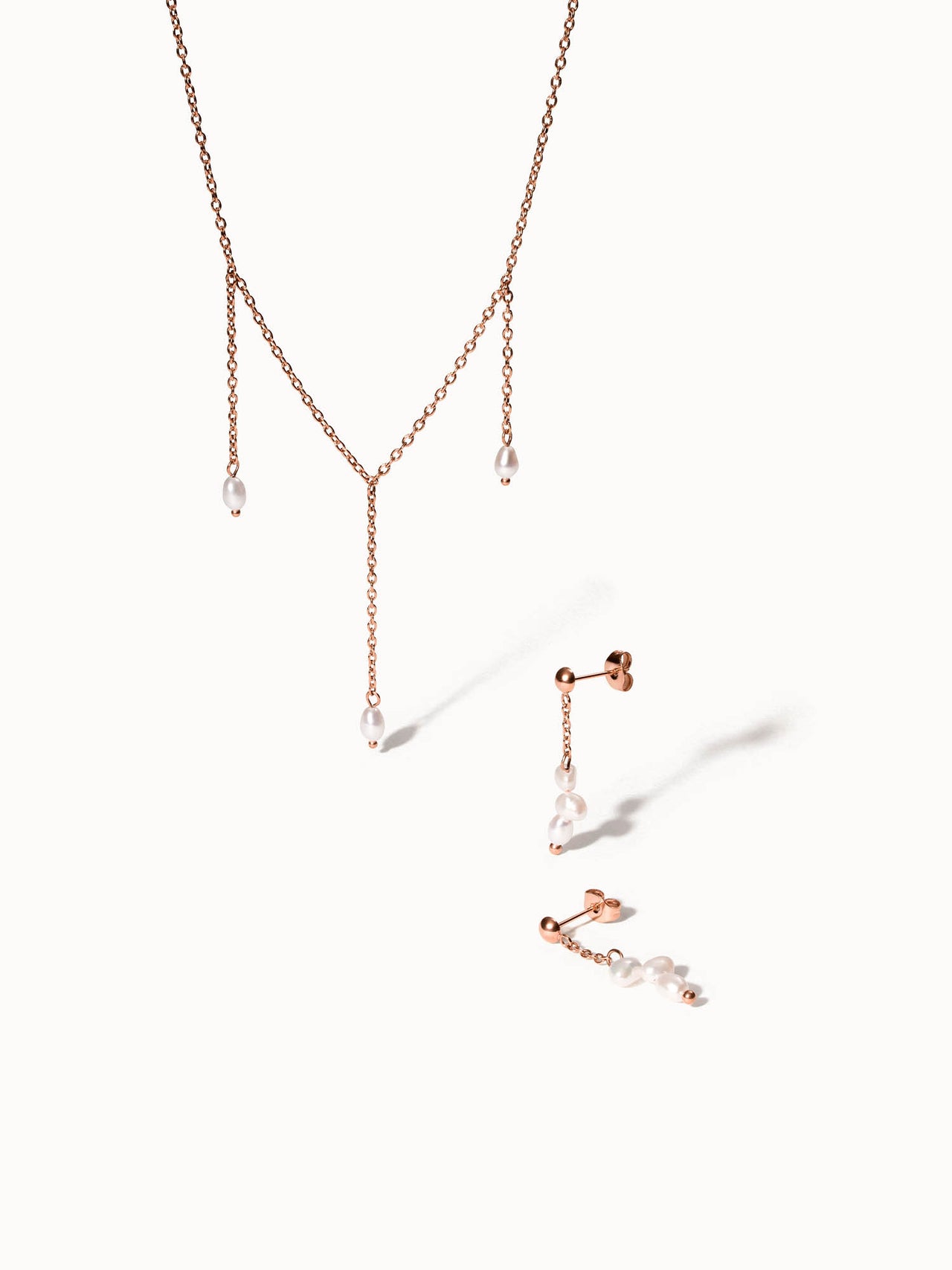 PURELEI Mahina Club Purely Roségoldkette mit natürlichen Süßwasserperlen und passenden Ohrringen, elegant und zeitlos.
