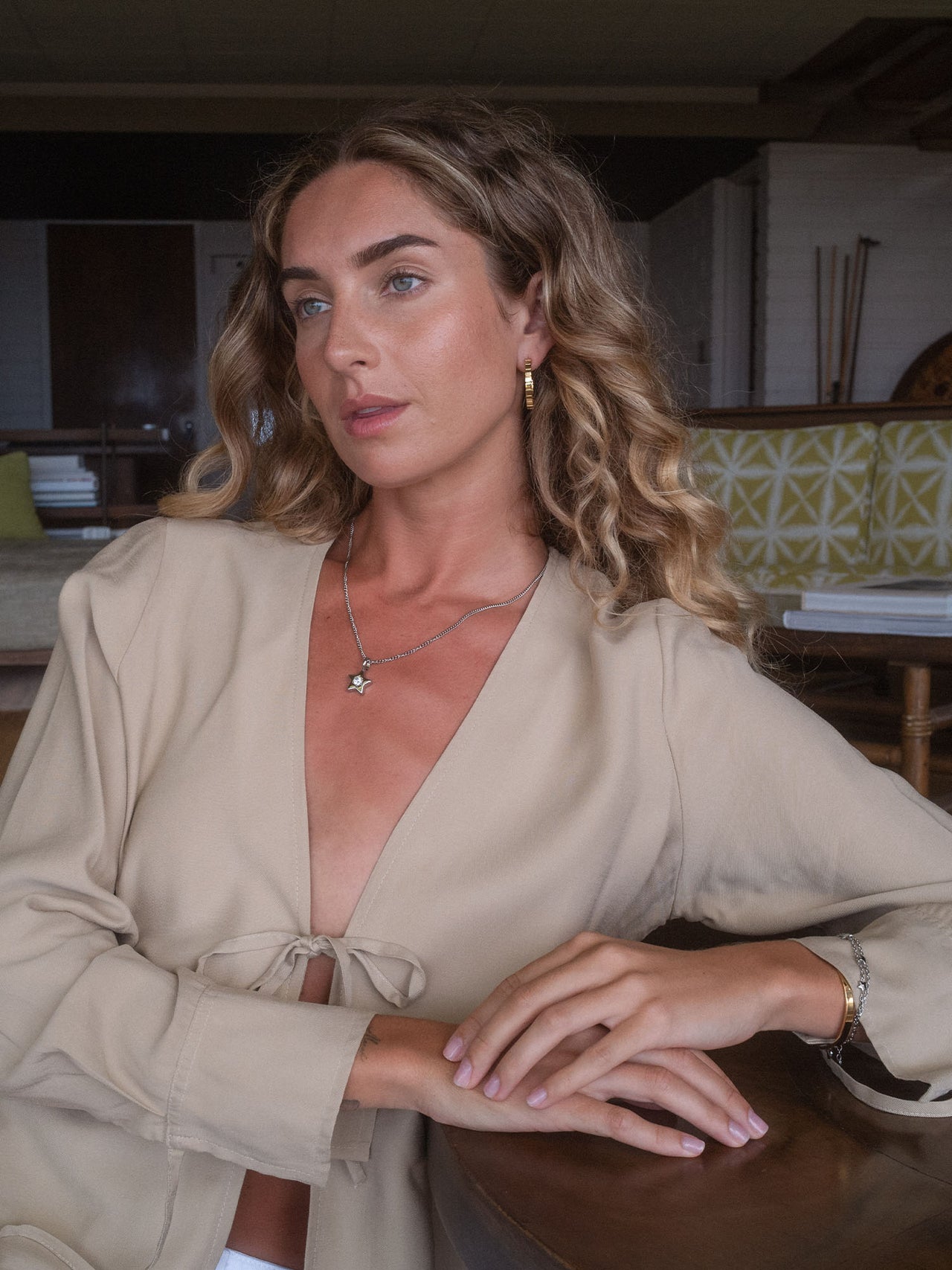 Elegante PURELEI Kette mit Stern-Anhänger, getragen in entspannter Atmosphäre.