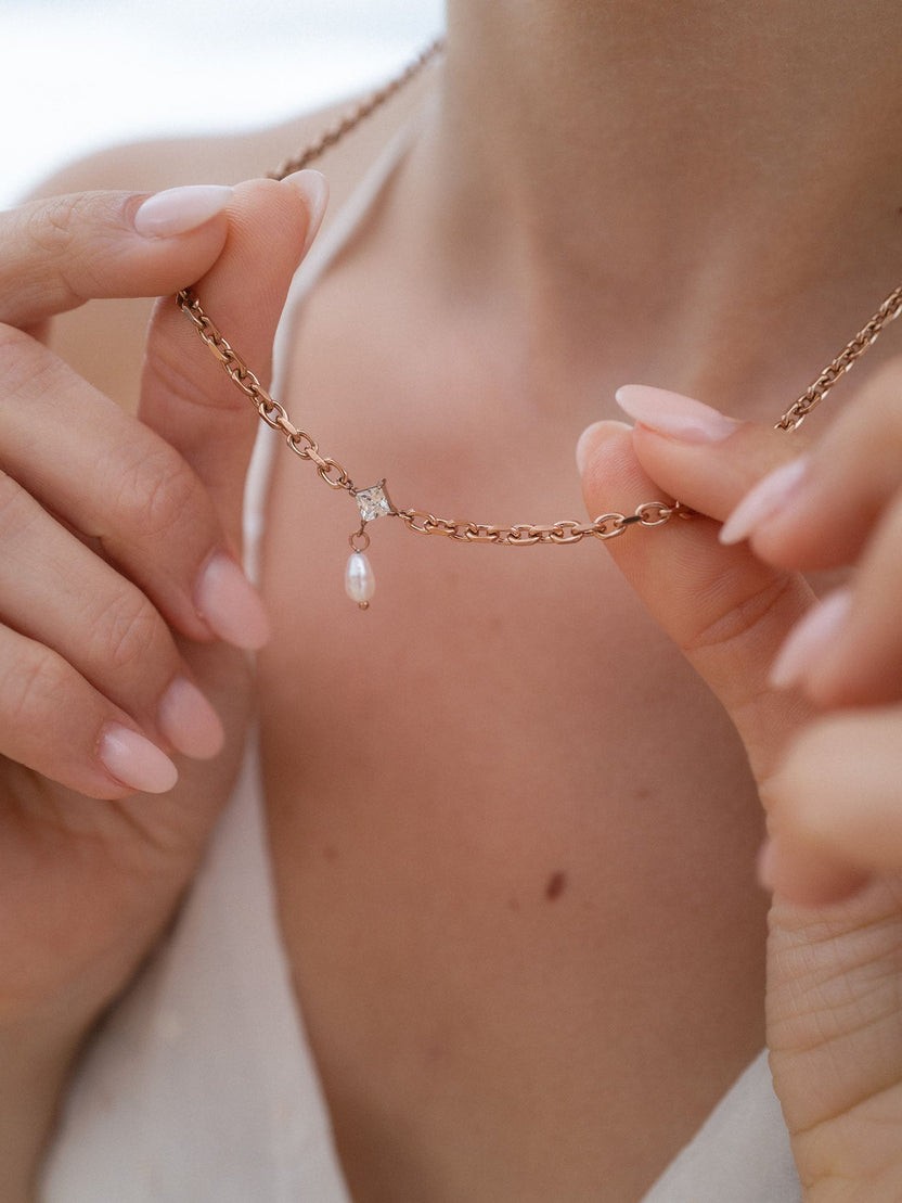 Roségoldene Kette mit Perle und Kristallanhänger, elegant und feminin, von PURELEI.