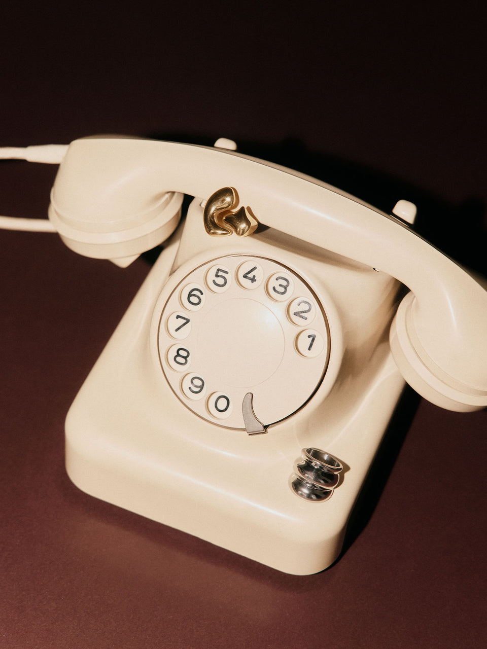 Klassischer, cremefarbener Telefonhörer mit nostalgischem Design von PURELEI.