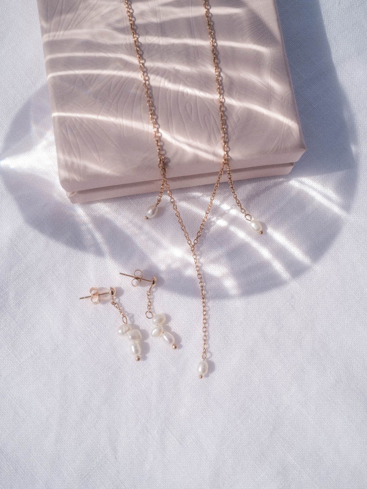 PURELEI Mahina Club Purely Roségoldkette und Ohrringe mit natürlichen Süßwasserperlen in sanftem Lichtspiel