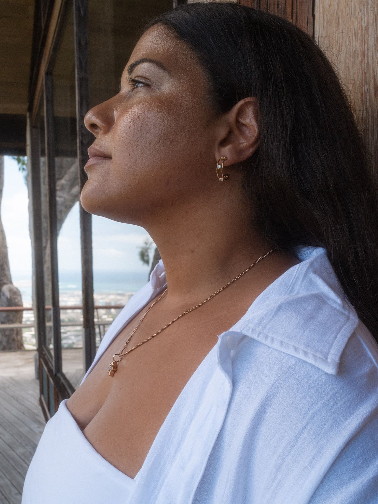 Roségoldene Creolen und Kette mit Anhänger, getragen in natürlicher Umgebung, PURELEI.