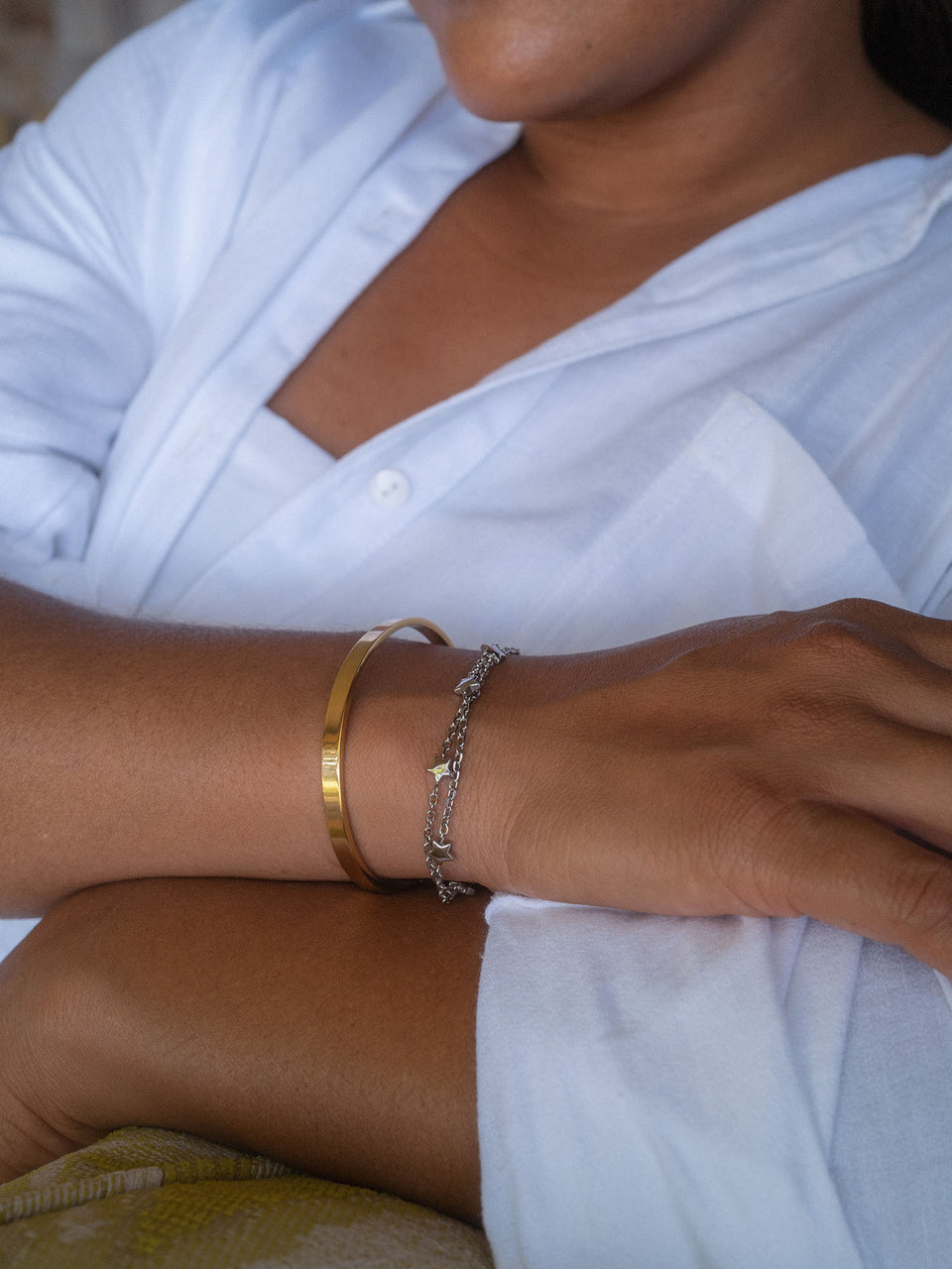 Roségoldenes Armband und Kette mit Sternen, getragen in entspannter Atmosphäre – PURELEI.