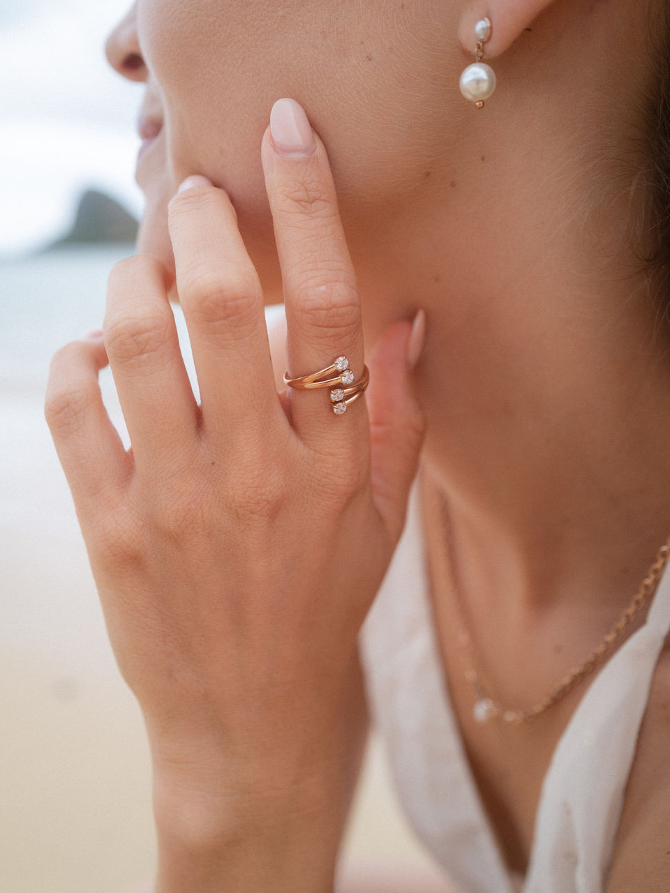 Roségoldenes Ring-Set mit funkelnden Steinen, getragen mit Aloha-Vibes von PURELEI.