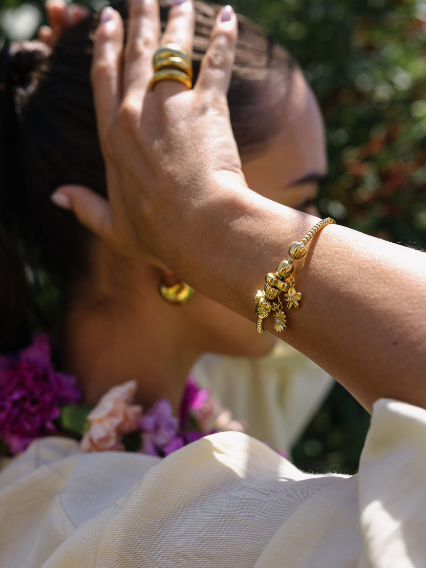 Lei Blume Stopper Charm aus 14K Gold, zarte Blüte als Stopper auf Armreif, PURELEI, elegant und feminin