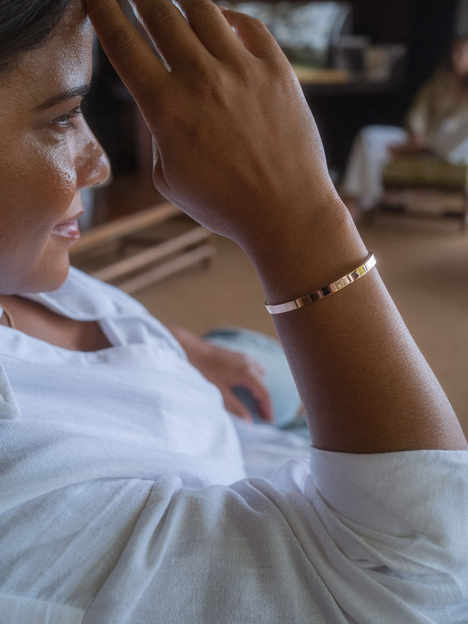 Elegantes, roségoldenes Armband von PURELEI, getragen mit entspannter Ausstrahlung.